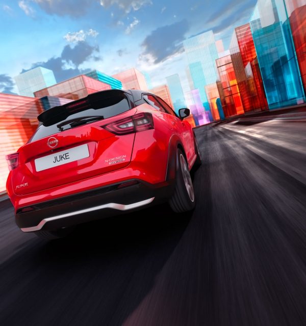 Nissan Juke de color rojo circulando vista trasera