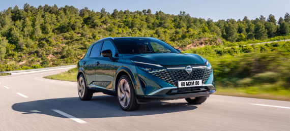 Nissan Qashqai circulando por carretera vista frontal/lateral
