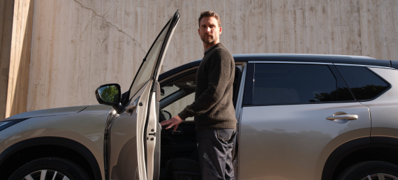 Hombre subiendo a un Nissan X-Trail