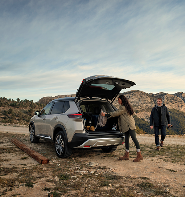 Nissan X-Trail con el maletero abierto en la montaña