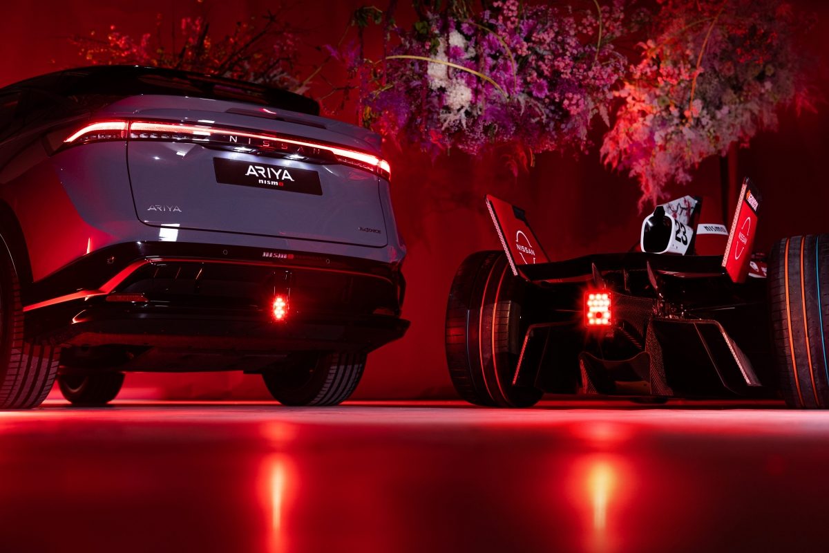 Nissan ARIYA junto a coche Nissan Fórmula-e