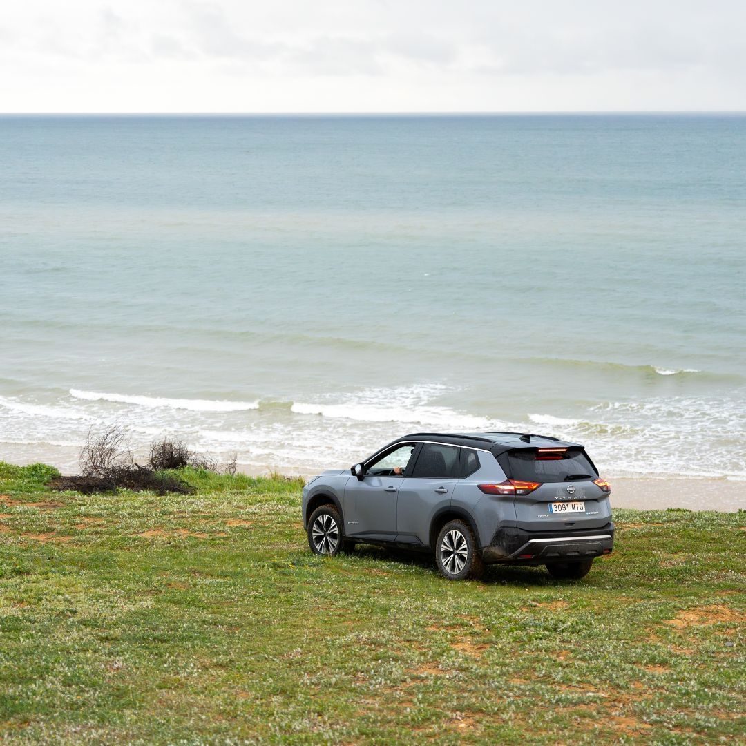 Un vehículo Nissan en la costa a la orilla del mar