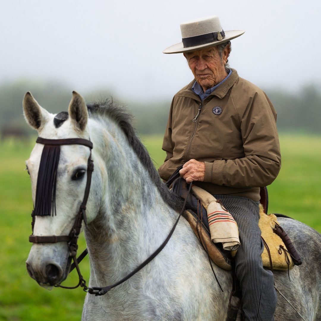 Señor montando a caballo