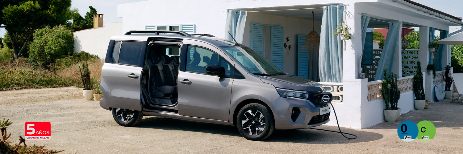 Townstar Combi gris cirulando por carretera