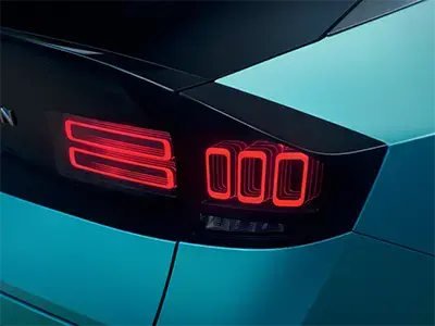 Detalle del faro de un Nissan Leaf