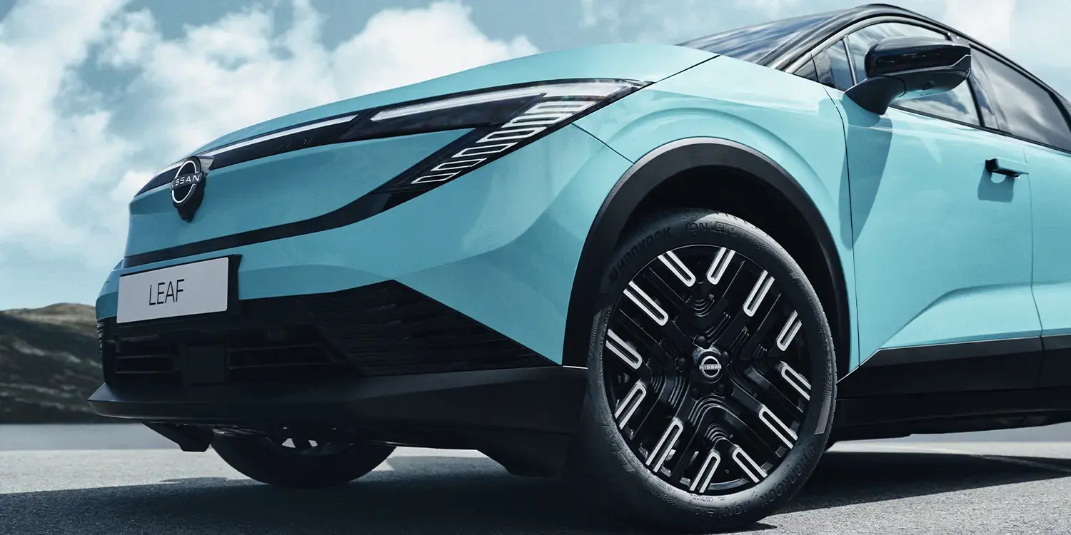 Detalle del frontal de un nissan Leaf