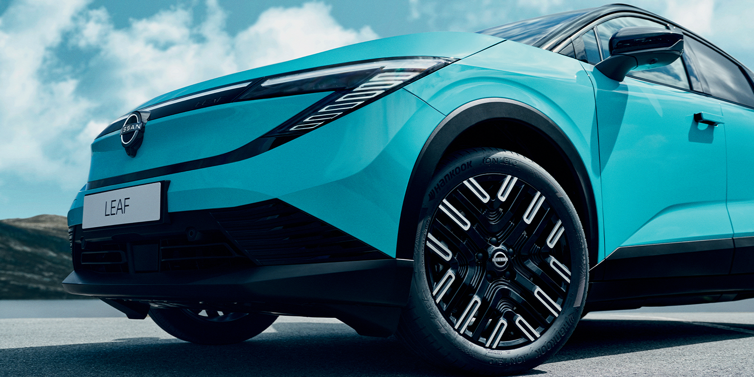 Detalle del frontal de un nissan Leaf