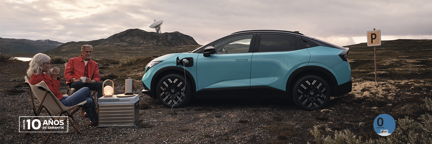 Una pareja junto un Nissan Leaf estacionado