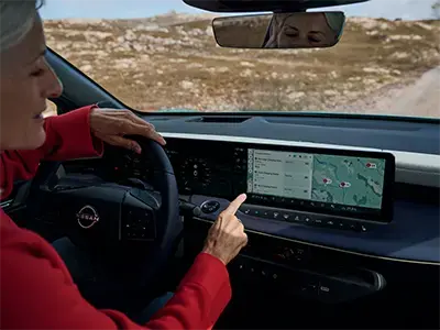 Una mujer en el interior de un nissan leaf