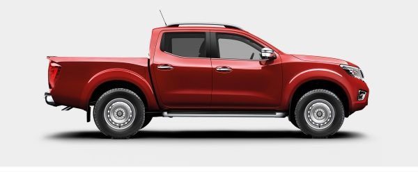 Imagem de perfil da cabina dupla vermelha da Nissan NAVARA