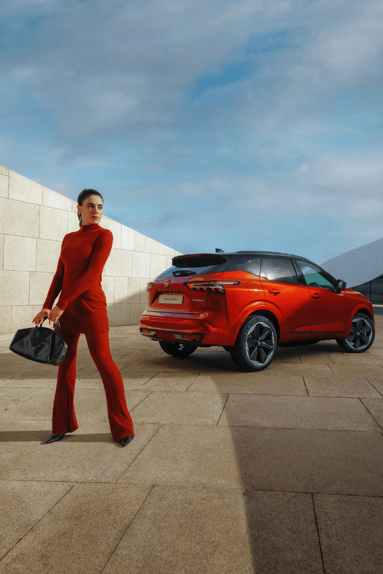 Mujer con Nissan Qashqai