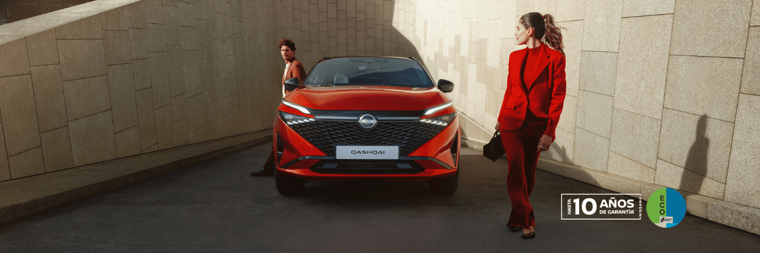 Pareja contemplando un Nissan Qashqai rojo en oferta