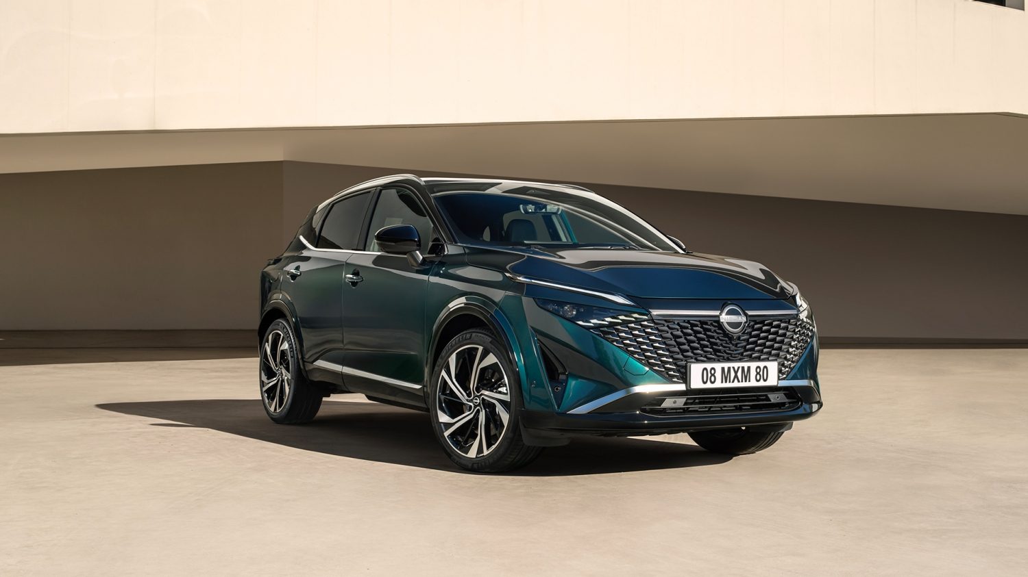 Nissan Qashqai e-Power verde oscuro estacionado con diseño frontal moderno y elegante