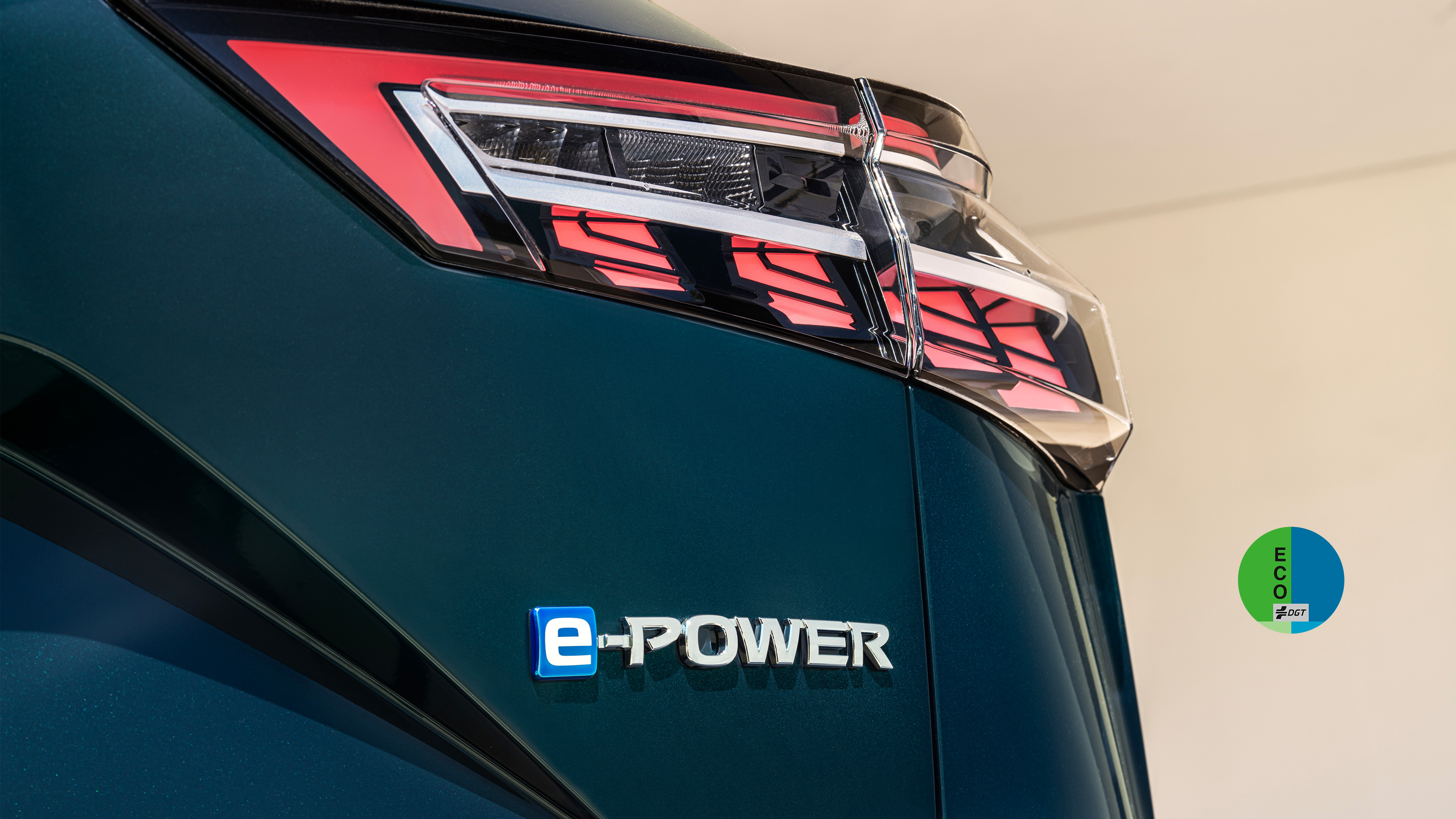 Primer plano del faro trasero con diseño moderno y la insignia “e-POWER”, junto a la etiqueta ECO