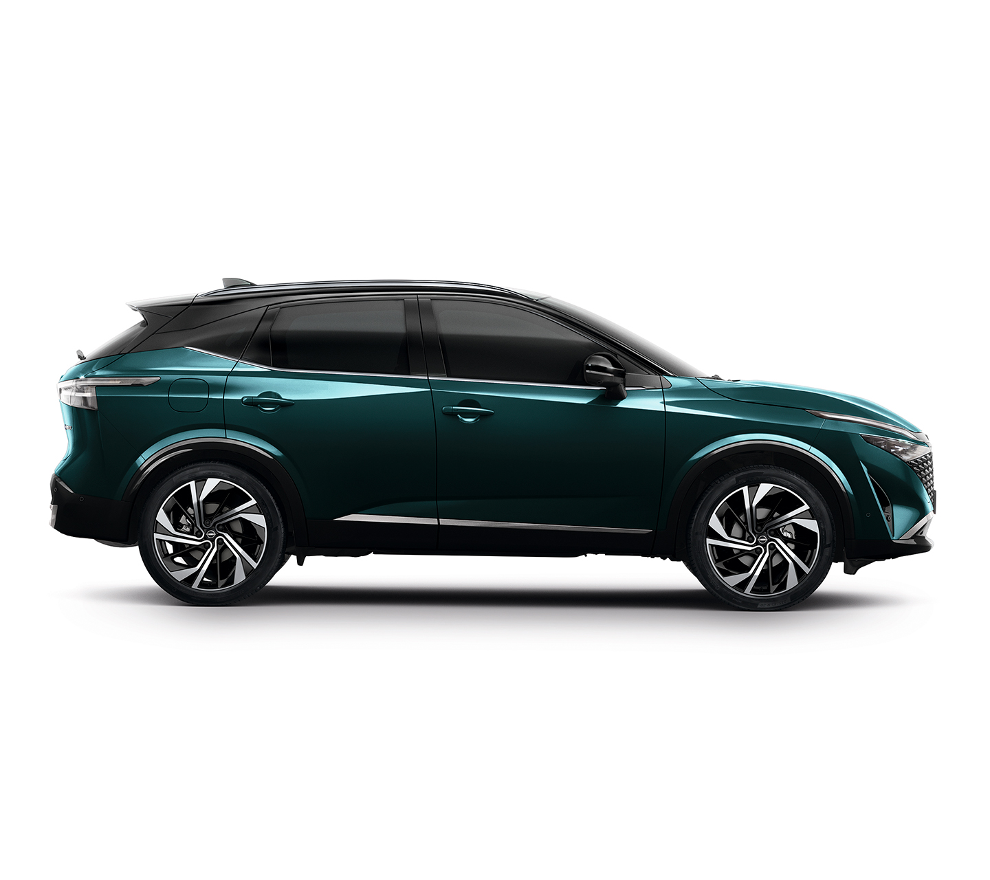 Nissan Qashqai e-Power verde oscuro con diseño lateral elegante y llantas deportivas