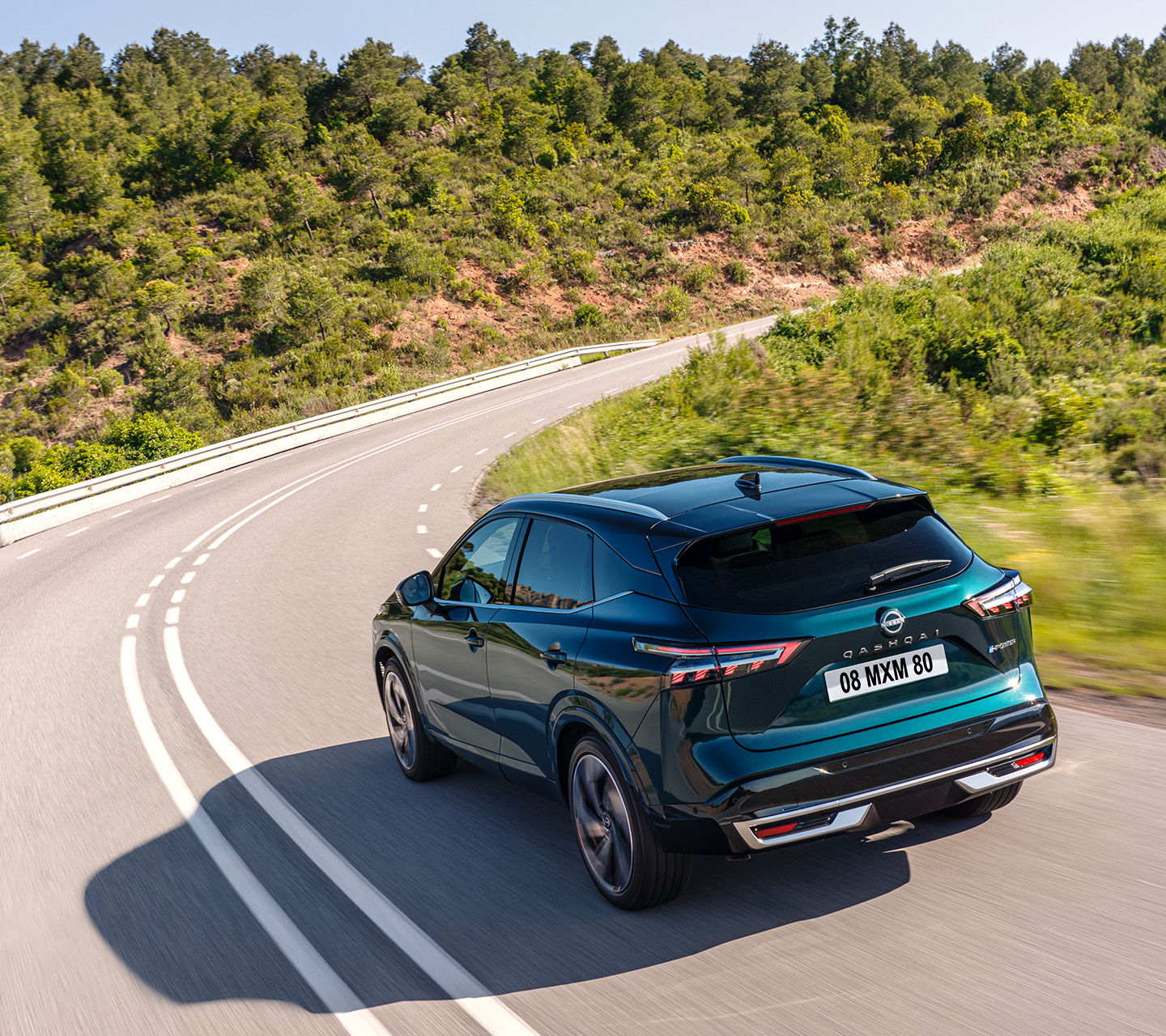 Nissan Qashqai e-Power circulando por carretera rodeada de naturaleza