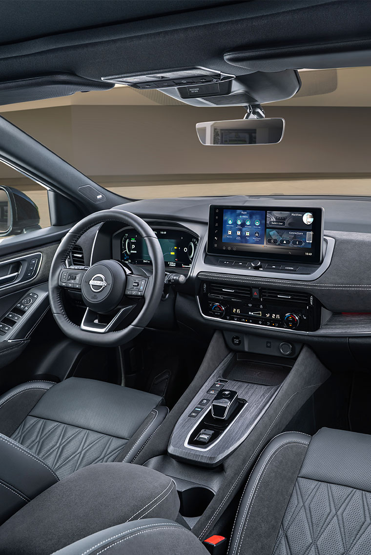 Primer plano del interior mostrando el volante, la pantalla táctil central del nuevo Qashqai e-Power