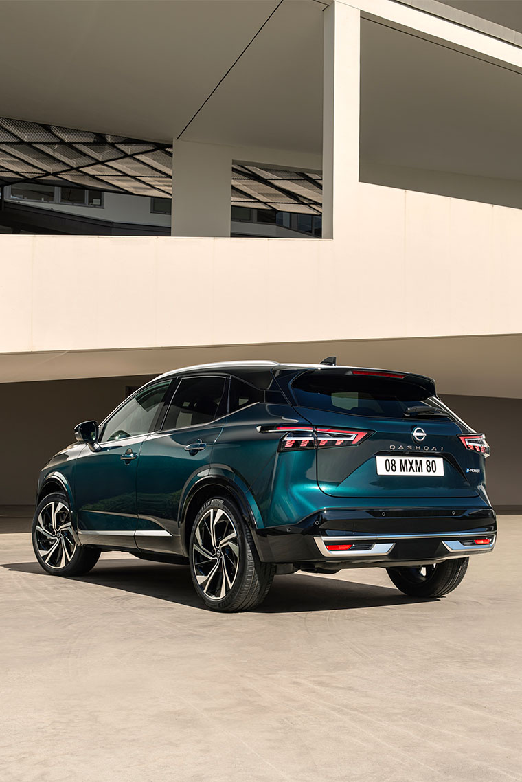 Nissan Qashqai e-Power estacionado frente a un edificio