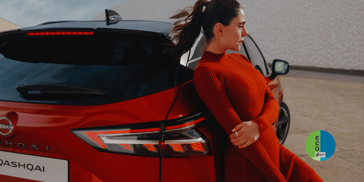Mujer con Nissan Qashqai híbrido epower