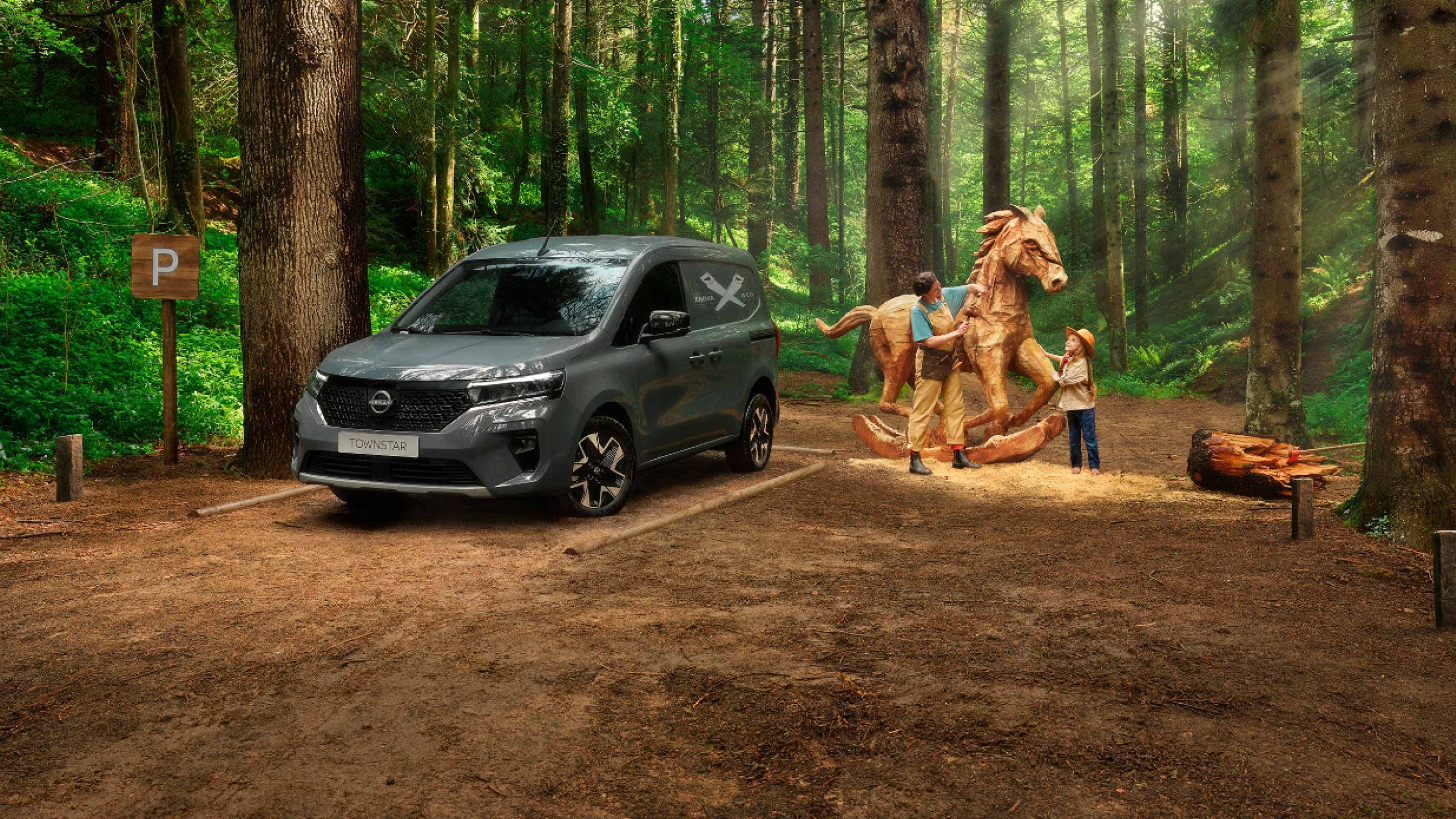 Furgoneta Nissan TOWNSTAR: vistas de frente de la furgoneta aparcada 3/4 con un repartidor alejándose