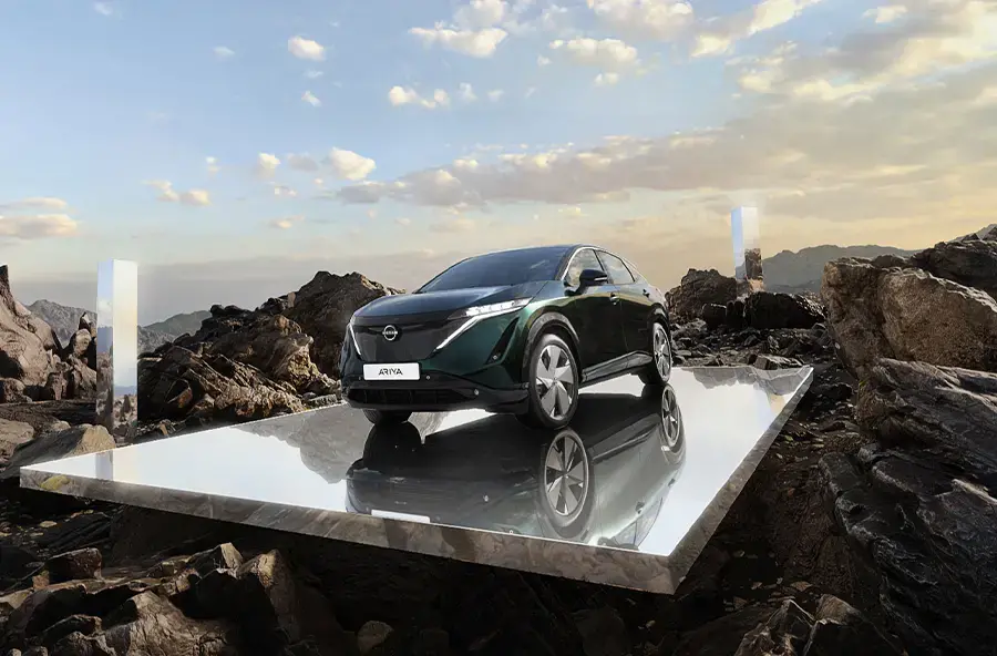 Un Nissan Ariya sobre una plataforma reflectante