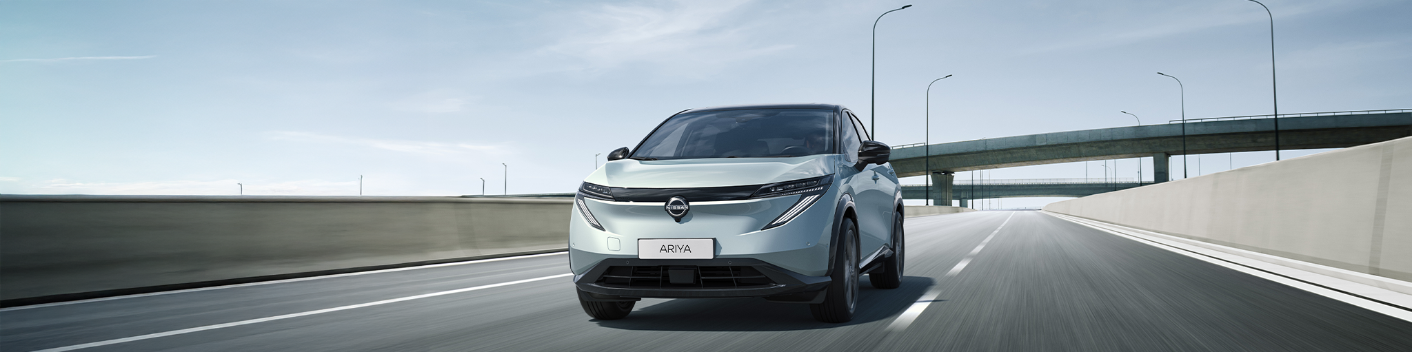 Nissan ARIYA circulando con la tecnología de asistencia al conductor (ADAS)