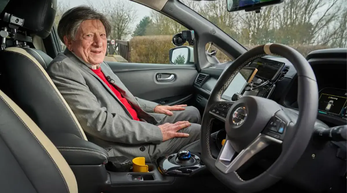 Un hombre en el interior de un vehículo Nissan