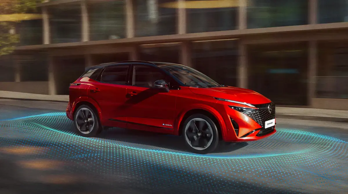 Un vehículo Nissan de color rojo