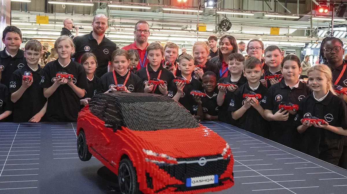 Unos niños junto a un vehículo virtual Nissan Qashqai