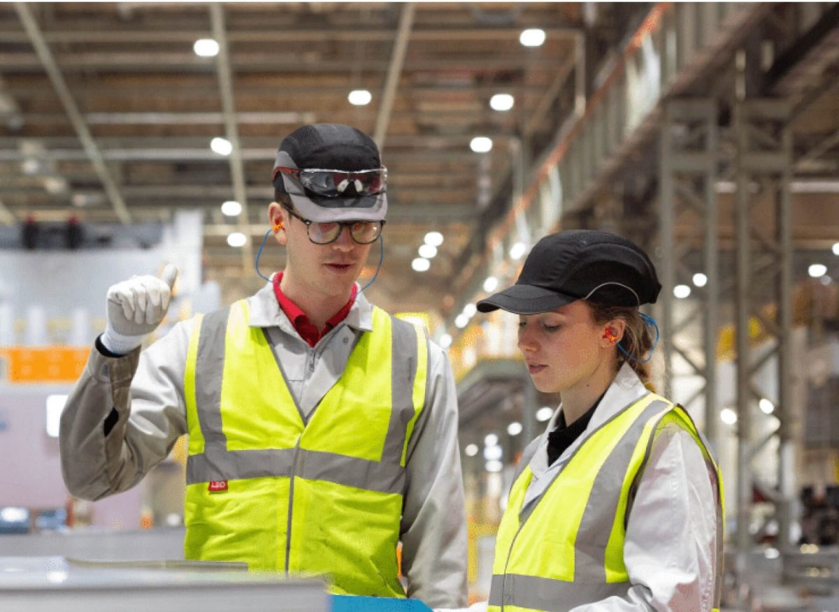 Dos trabajadores en fabrica Nissan