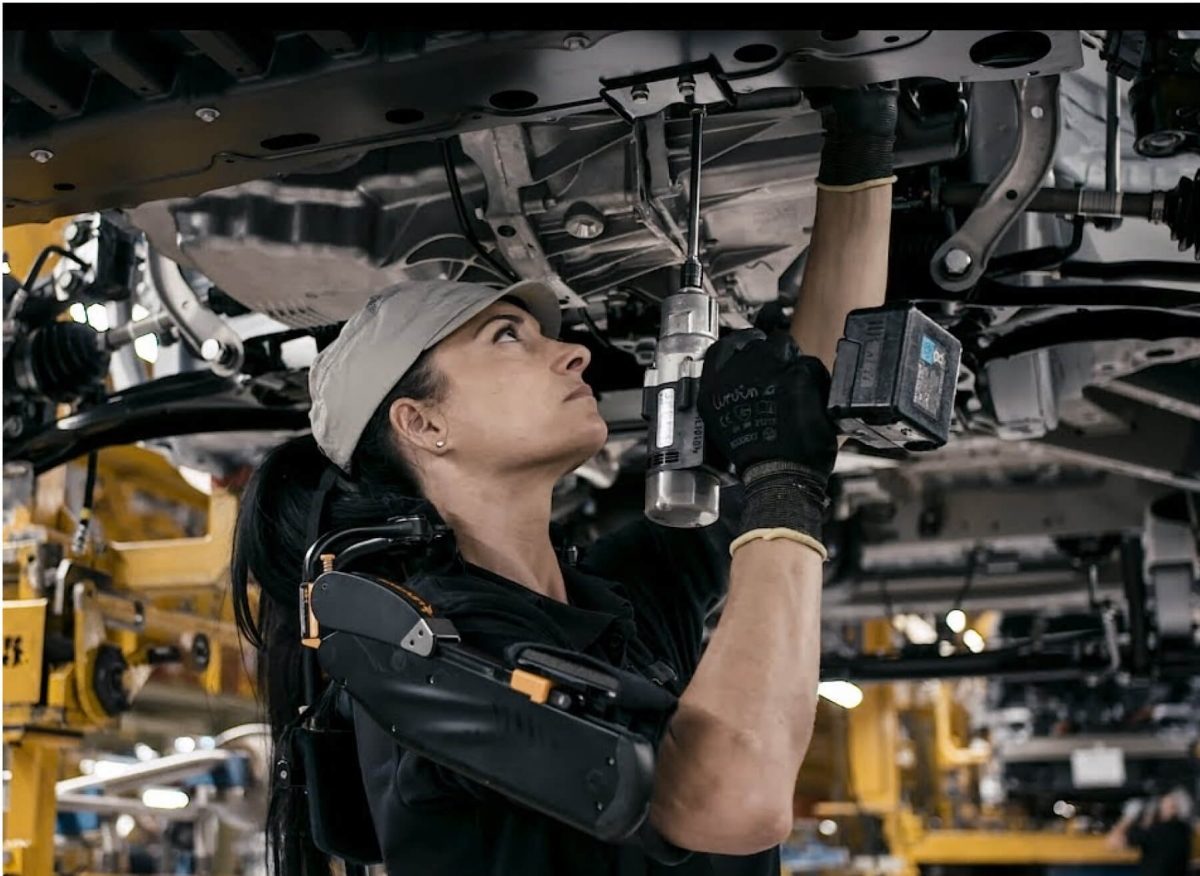 Mecánica trabajando en un vehículo