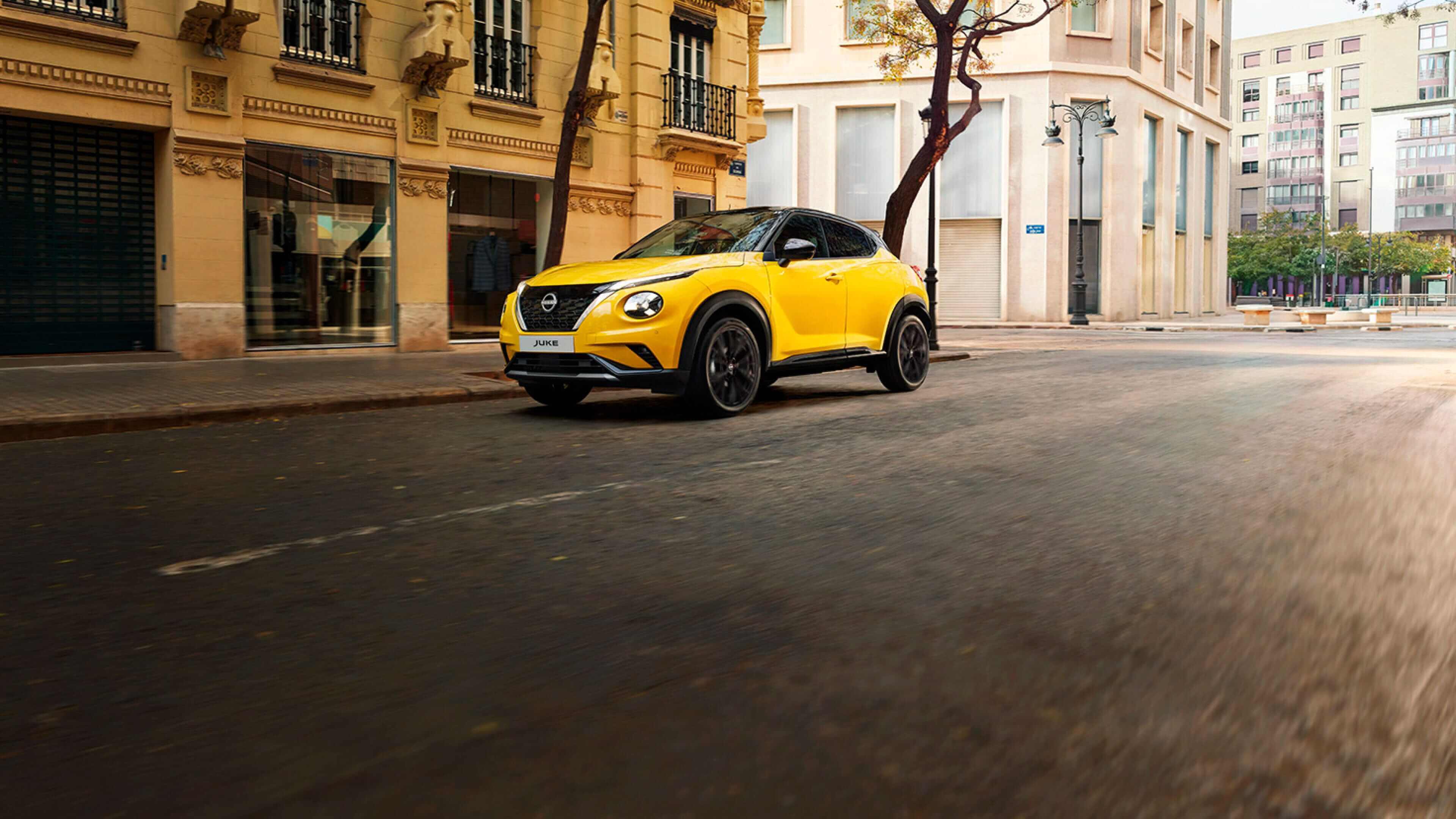 Nissan Juke aparcado frente a una tienda