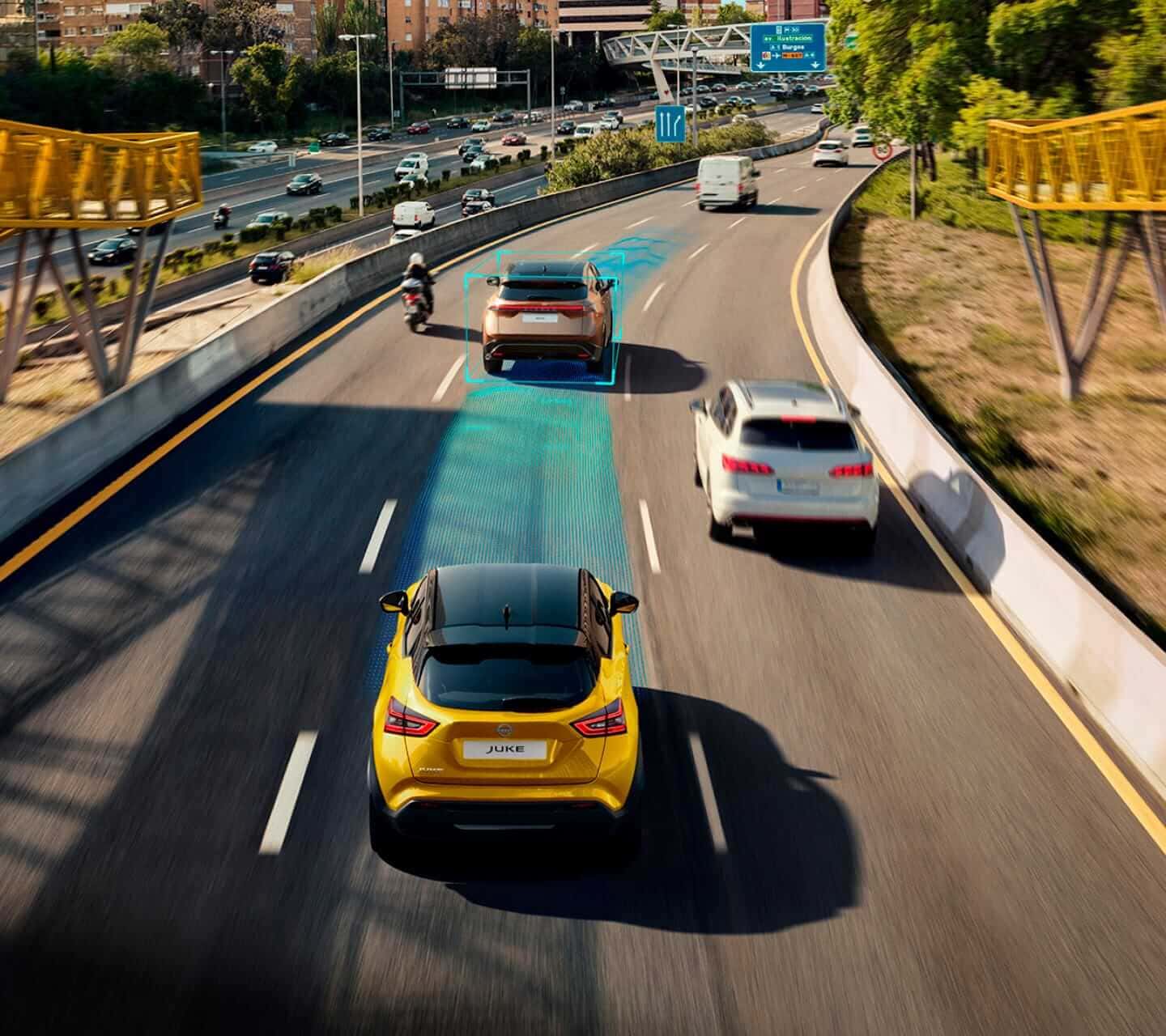 Nissan Juke, plano trasero en marcha por una carretera urbana