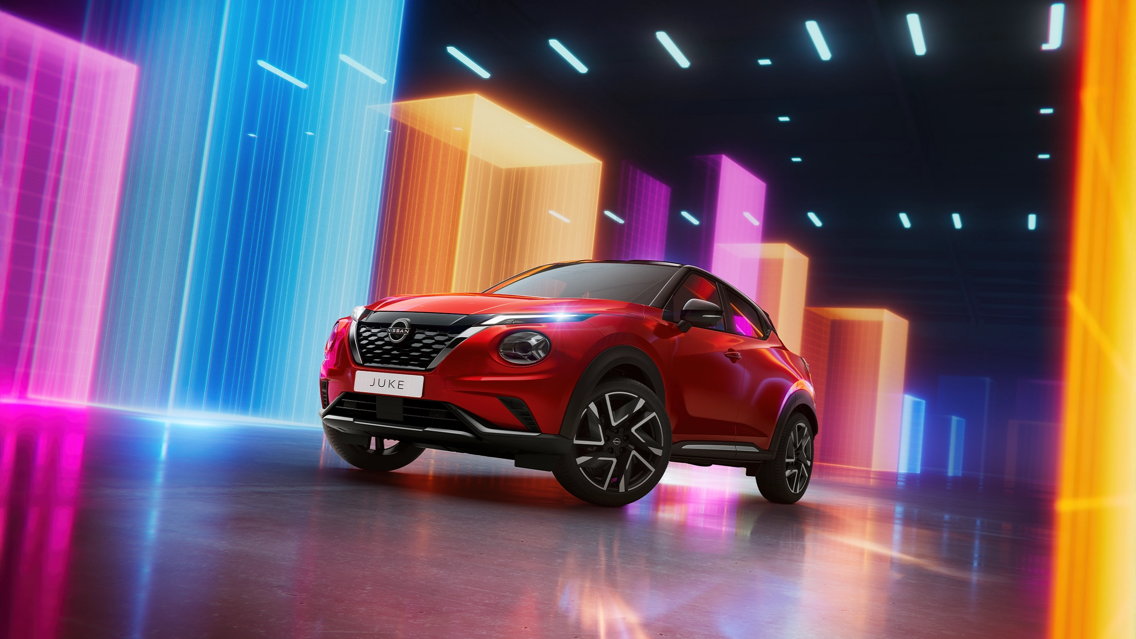 Mujer cruzando una calle junto a un Nissan Juke amarillo