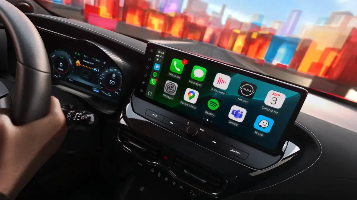 Vista frontal del interior del Nissan JUKE con conductor