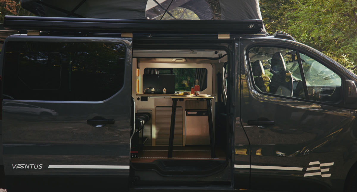 Nissan Primastar Ventus vista lateral cocina y mesa