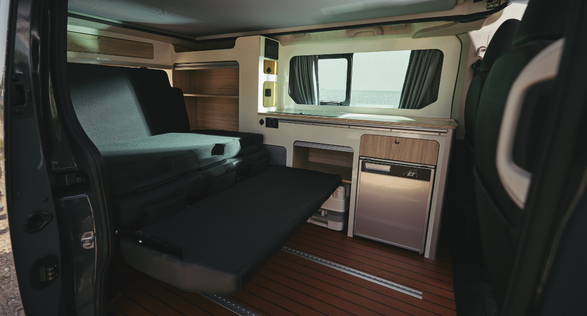 Nissan Primastar Ventus interior cama y cocina