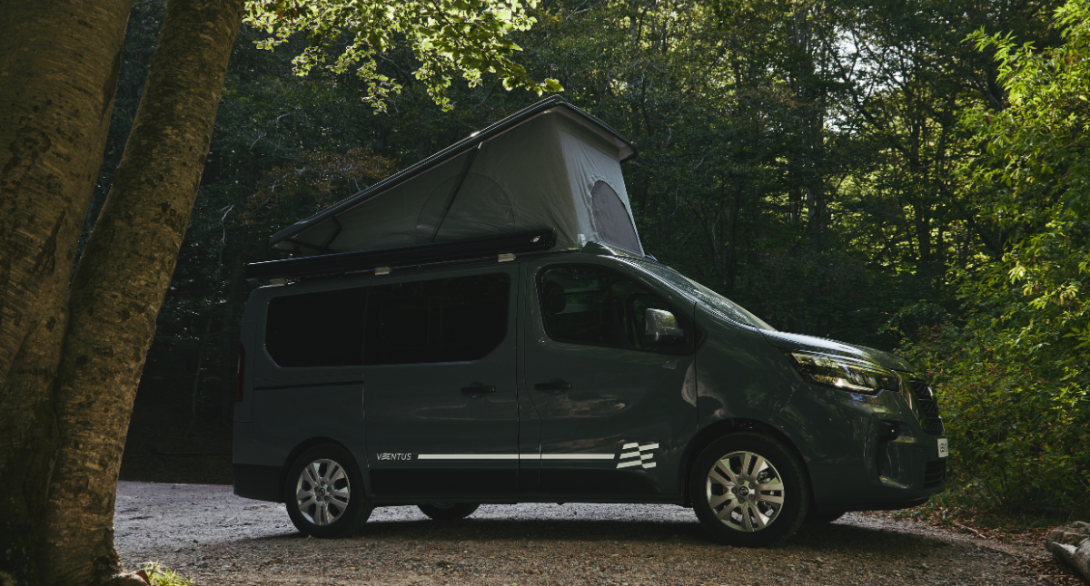 Nissan Primastar Ventus en el bosque con techo elevado