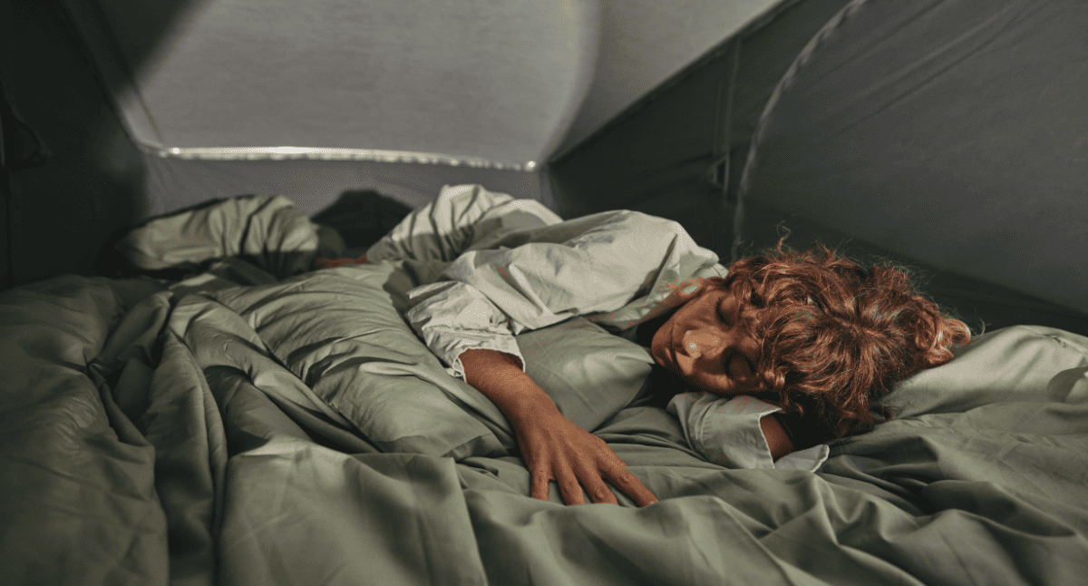 Townstar Ventus mujer durmiendo cama superior techo extraíble