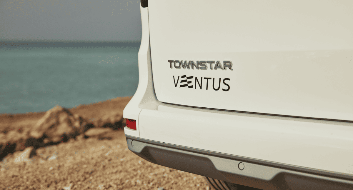 Townstar Ventus vista trasera logo con playa de fondo