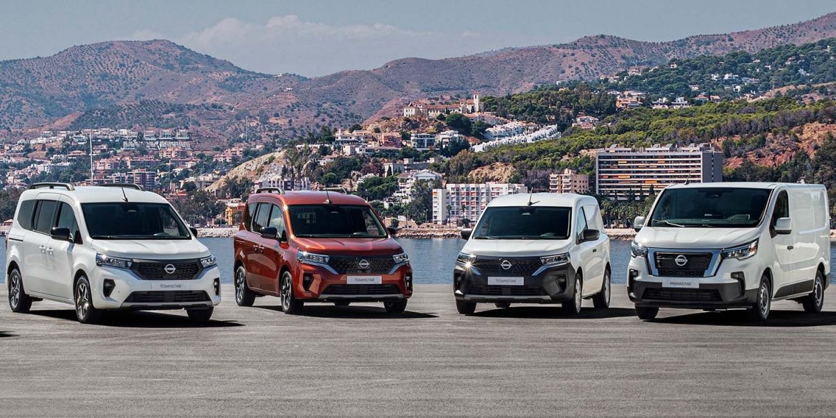 Gama de vehículos comerciales Nissan alineados en exterior con en oferta.