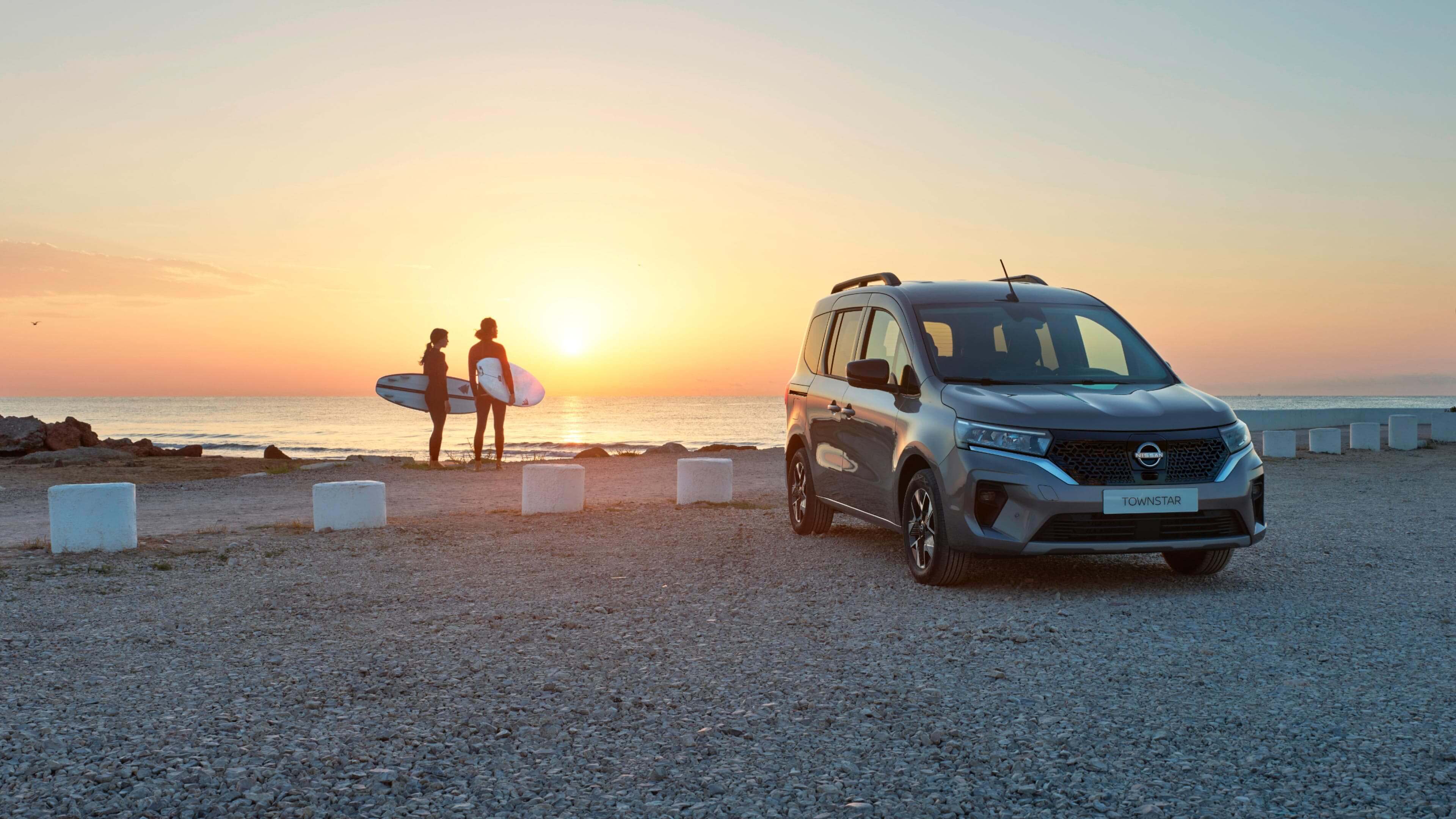 Nissan TOWNSTAR Combi: vista lateral estando aparcada frente al mar