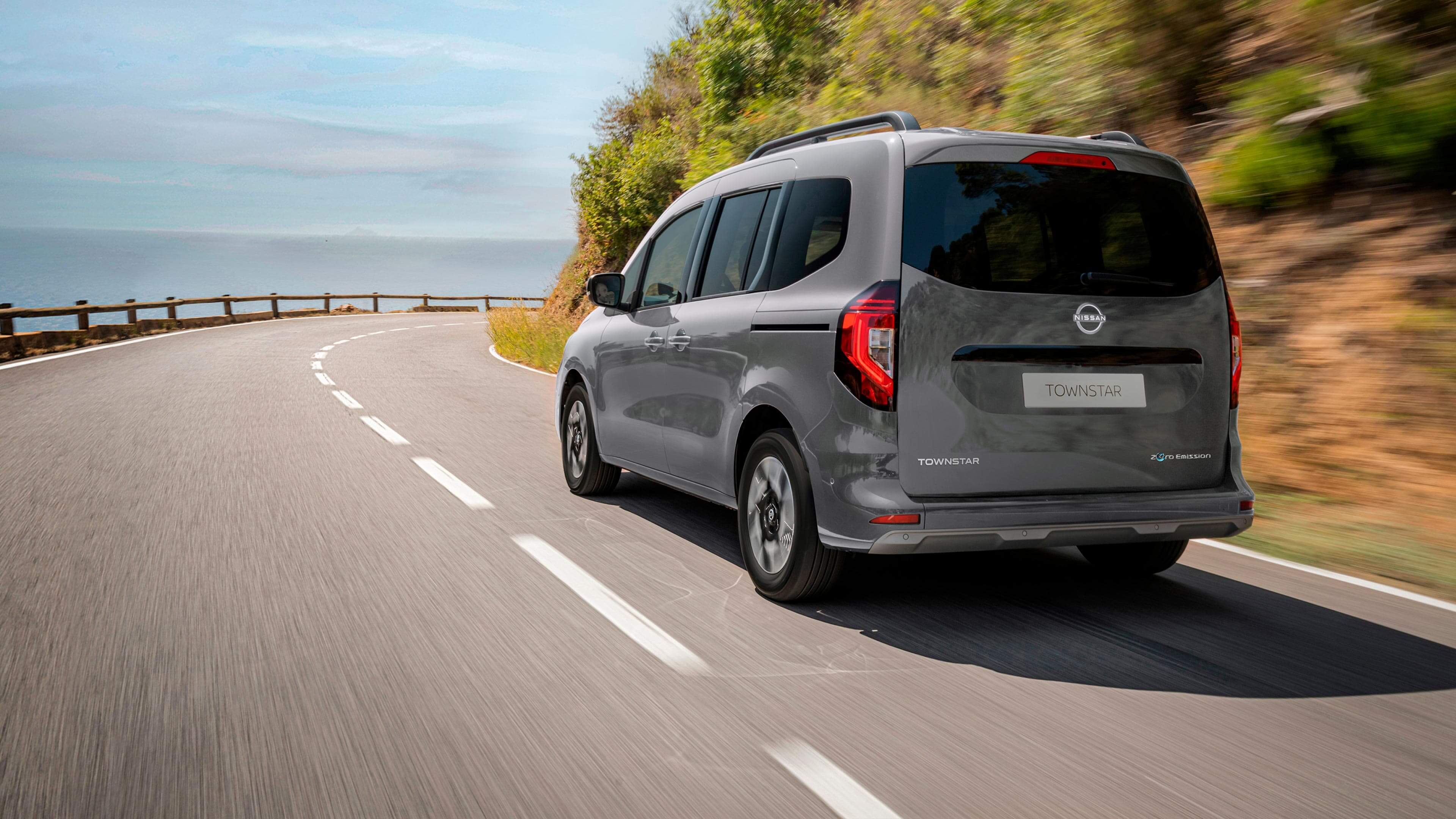 Nissan TOWNSTAR Combi: plano 3/4 trasero en carretera 