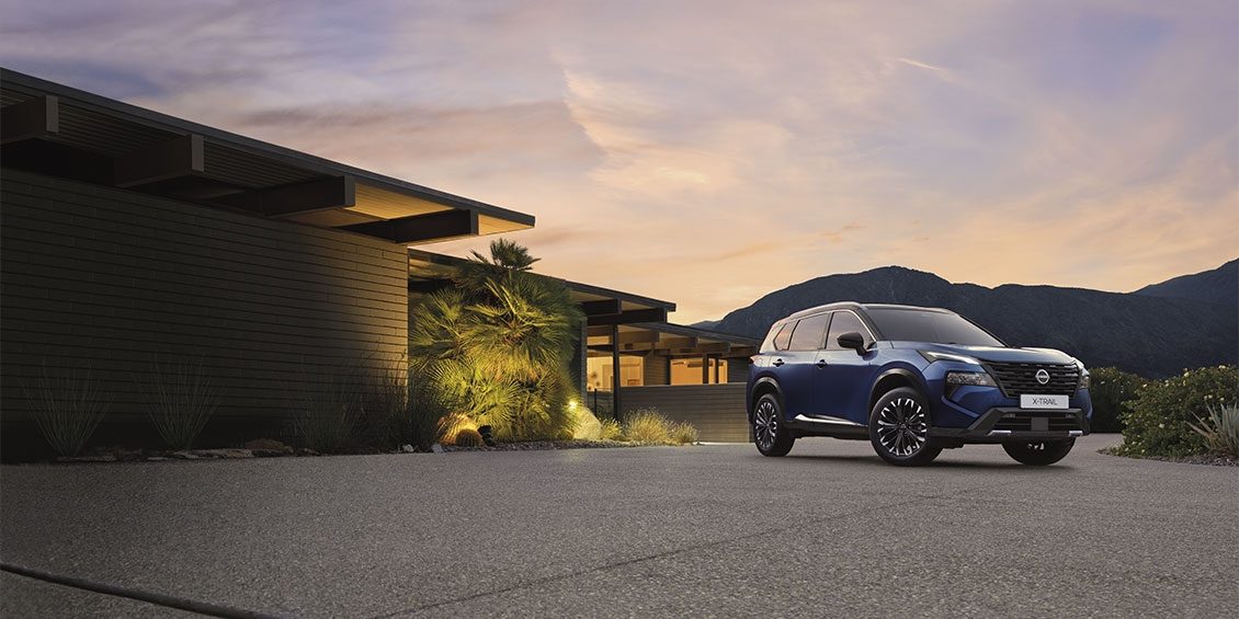 Nissan X-Trail aparcado en una casa