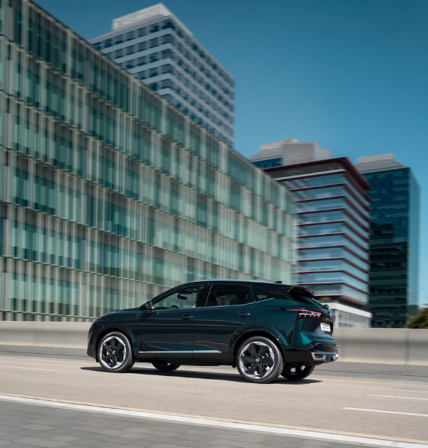 Visión lateral del Nissan Qashqai circulando por ciudad