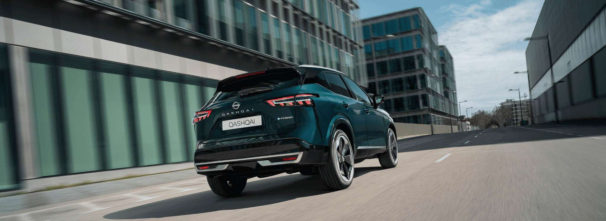 Nissan Qashqai realizando prueba WLTP con ciudad de fondo