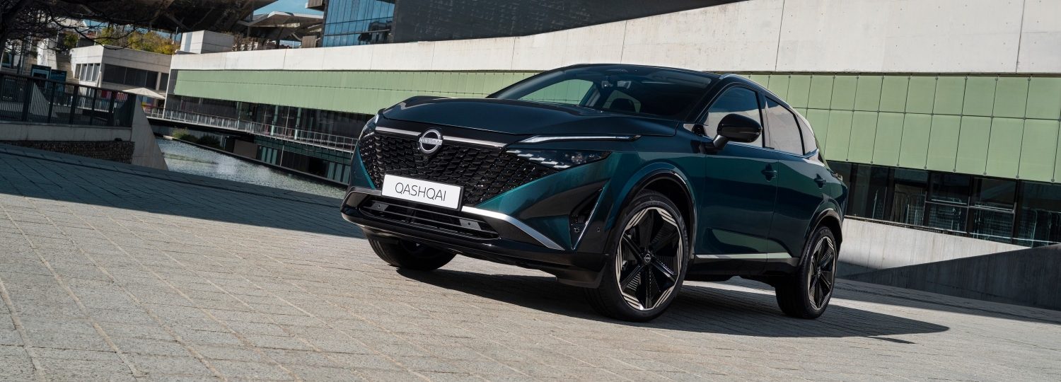 Nissan Qashqai rakennuksen edessä