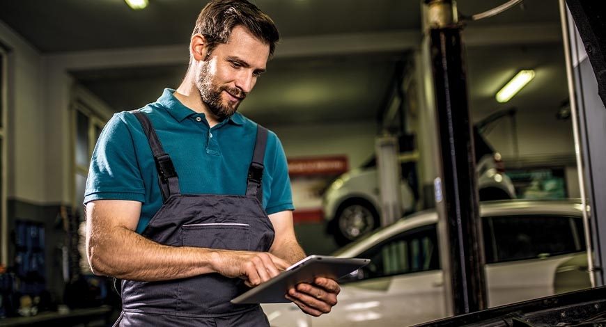 Nissan huoltomies tabletin kanssa huoltamossa
