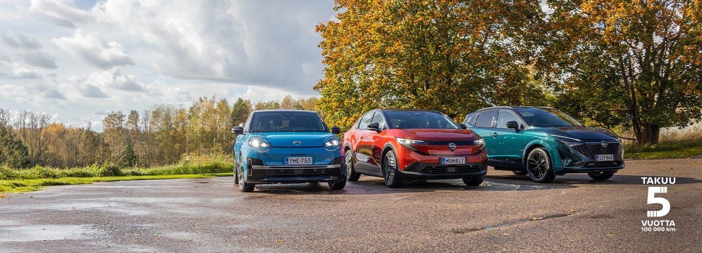 Nissan MICRA, LEAF ja Qashqai rivissä syksyisten puiden edessä