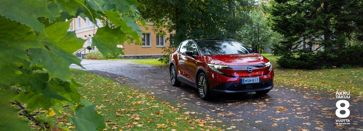 Nissan LEAF syksyisessä puistossa